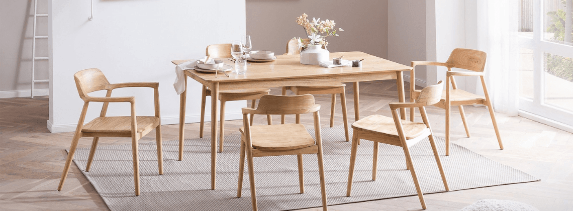 Houten eettafel met houten stoelen eromheen