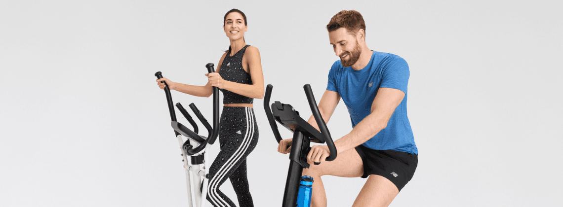 Vrouw op een crosstrainer en man op een hometrainer