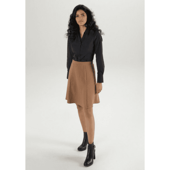 Vrouw met min A-lijn rok en zwarte blouse