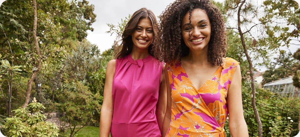 Twee vrouwen in de natuur met kleurrijke jurken
