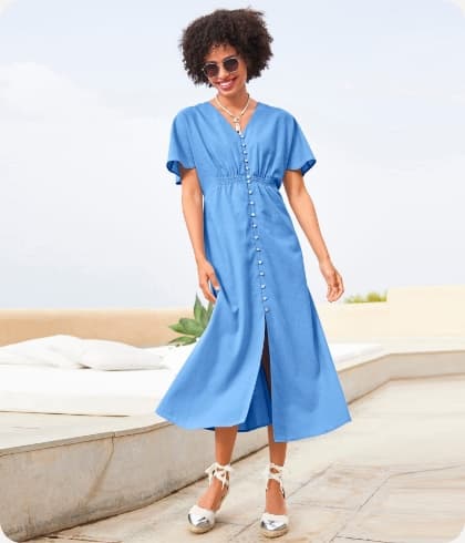 Vrouw met chique blauwe jurk