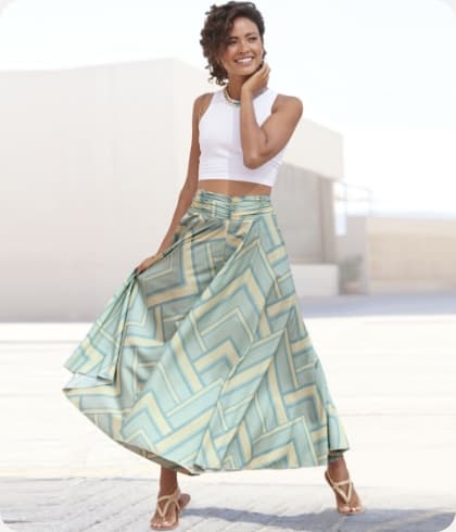 Vrouw met zwierige groene rok